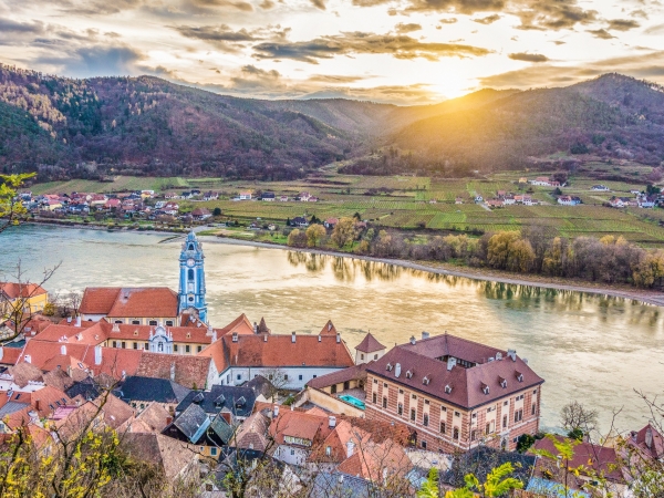 BEČ I ĐER - Na lepom plavom Dunavu (Vahau dolina, Dvorac Lihtenštajn, Banja Baden)